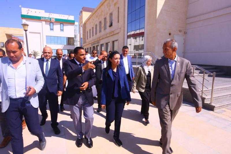 وزيرة التضامن ومحافظ مطروح يتفقدان مجمع «تحيا مصر للخدمات» بسيدى عبد الرحمن