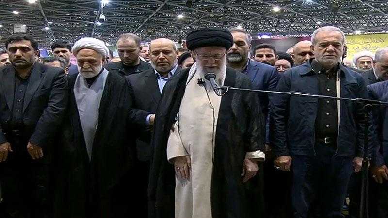 المرشد الإيراني يؤم صلاة الجنازة على ”هنية”
