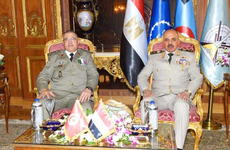 الفريق أحمد خليفة رئيس أركان حرب القوات المسلحة يلتقي رئيس أركان جيش البر بالجمهورية التونسية