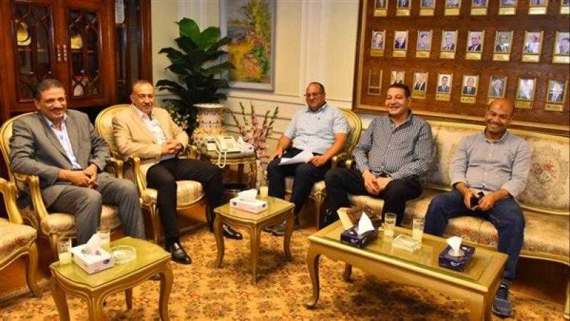 محافظ أسيوط يناقش نسب تنفيذ مشروعات ”حياة كريمة”