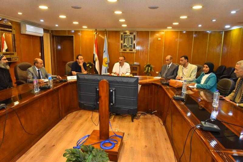 محافظ أسيوط يلتقي بمربي الماشية وأصحاب المزارع لمناقشة سبل الارتقاء بالإنتاج الحيواني