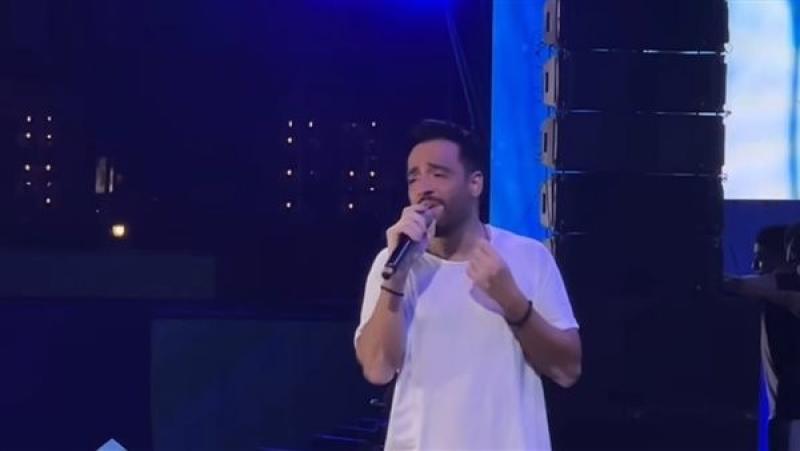 رامي جمال يهدي زوجته ” أوعديني” ويغني ميدلي فى العلمين .. صور