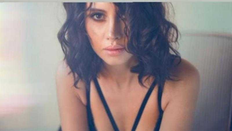 ياسمين رئيس تبرز أنوثتها بالأسود