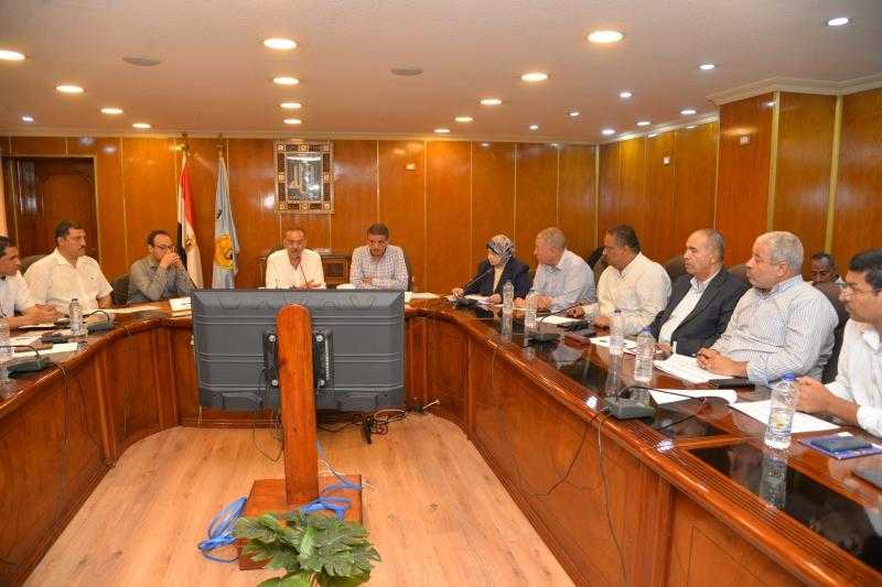 محافظ أسيوط يلتقى رؤساء المراكز والأحياء لمناقشة آخر مستجدات ملفي التقنين والتصالح