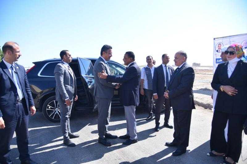محافظ مطروح يستقبل وزير التموين لتفقد مشروعات إنتاجية بالمحافظة