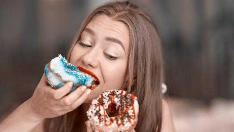كيفية كبح الرغبة الشديدة في تناول الحلويات
