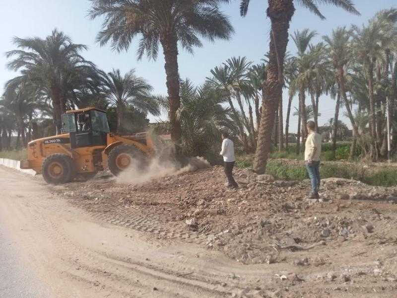 محافظ أسيوط يؤكد رفع المخلفات وأكوام القمامة بطريق ”بصرة/الواسطى” بمركز الفتح