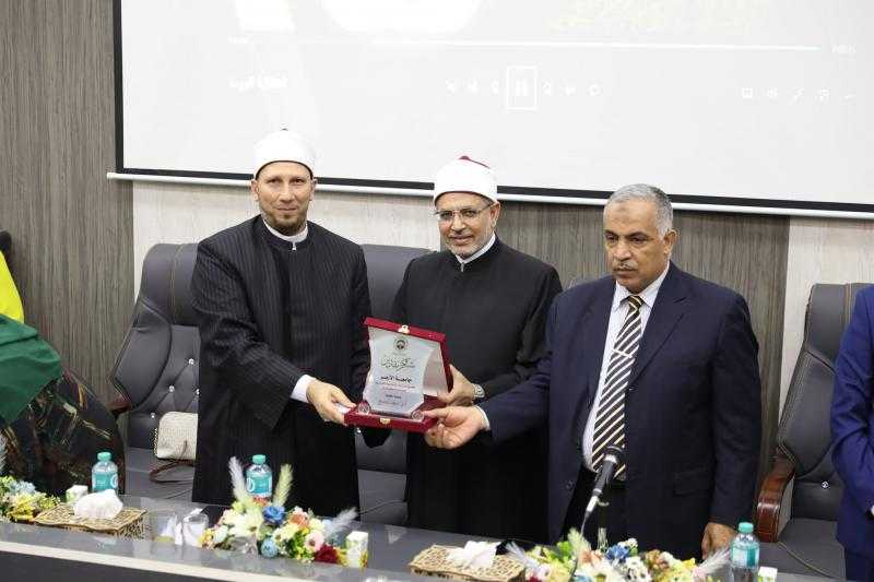 رئيس جامعة الأزهر يكرم رئيس منطقة الإسكندرية الأزهرية