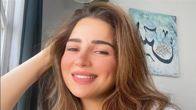 مي عز الدين تؤدي العمرة عن المنتج الراحل حسام شوقي