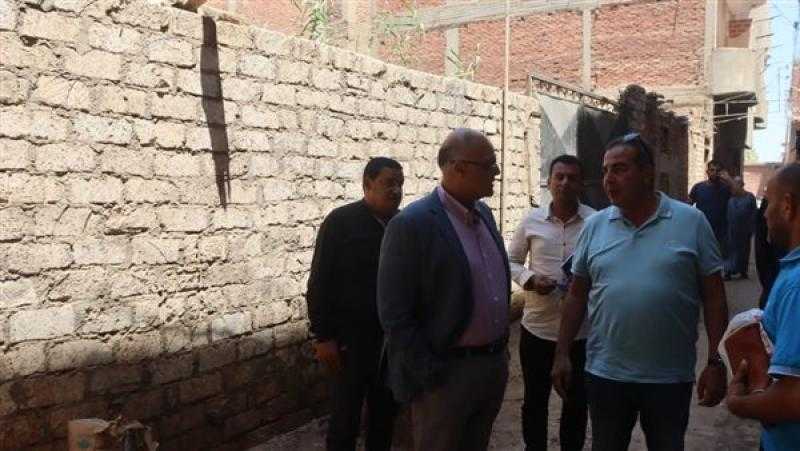 محافظ القليوبية يستجيب لشكوى أحد المواطنين ويصطحبه إلى قريته لحل مشكلته فورا