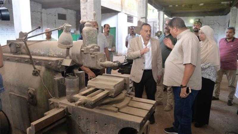 خلال تفقده ورش الري.. محافظ أسيوط يوجه بالاستفادة من مخلفات الحملات الميكانيكية