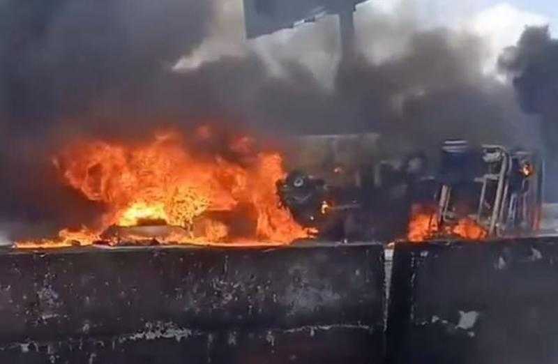 احتراق 3 سيارات بينهم ”تريلا” محملة بمواد بترولية وسيارتين غرب الإسكندرية