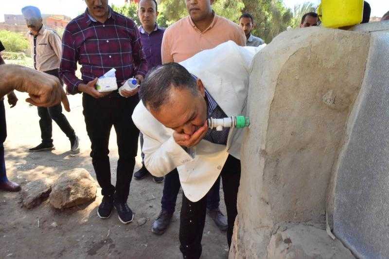 خلال جولته بقرية الزرابي.. محافظ أسيوط يلتقي بالأهالي ويطمئن على جودة المياه