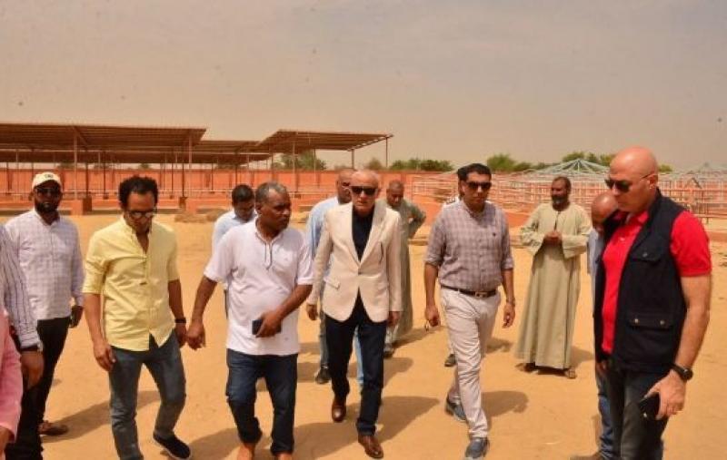 محافظ الأقصر يتفقد المزرعة النموذجية بأرمنت والمجمع الزراعي بالرزيقات