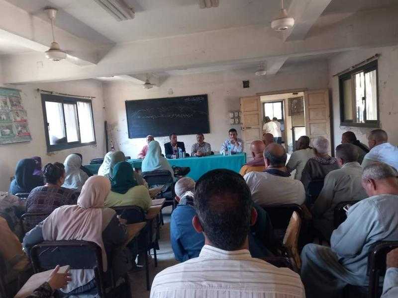 محافظ أسيوط يوجه بتكثيف ندوات توعية المزارعين لمناهضة الحرق المكشوف للمخلفات الزراعية
