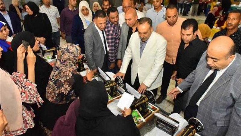 محافظ أسيوط يسلم 32 مشروعا وكرسيا متحركا للأسر الأولى بالرعاية وذوى الهمم