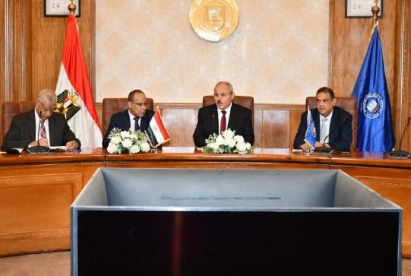 رئيس جامعة قناة السويس يشهد اجتماع مراجعة نظام إدارة الجودة