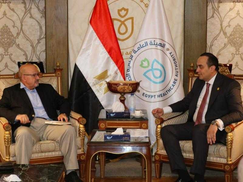 ”الرعاية الصحية” و”الصحة العالمية” يناقشان أهمية نشر التجربة المصرية في ”التأمين الشامل”