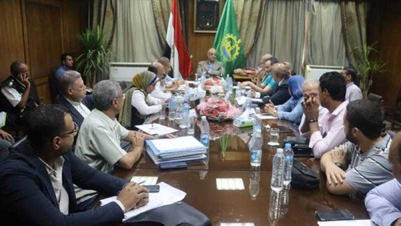 محافظ القليوبية يبحث إنشاء 3 كباري مشاة بمحور الفريق العصار بشبرا الخيمة