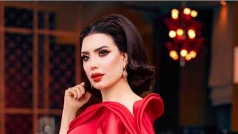 عبير صبري تستعرض رشاقتها بفستان لافت