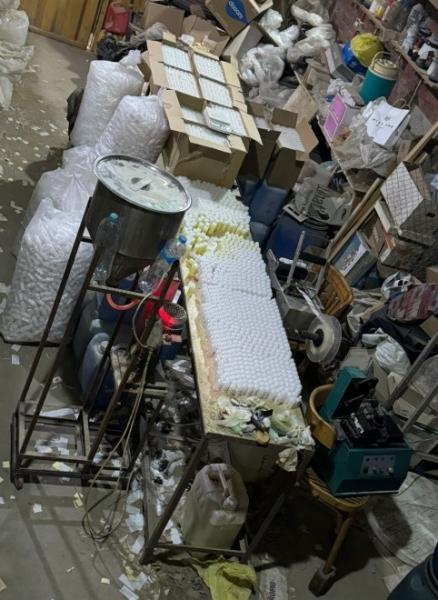 ضبط مالك مصنع بالقاهرة لحيازته كمية كبيرة من المنظفات مجهولة المصدر