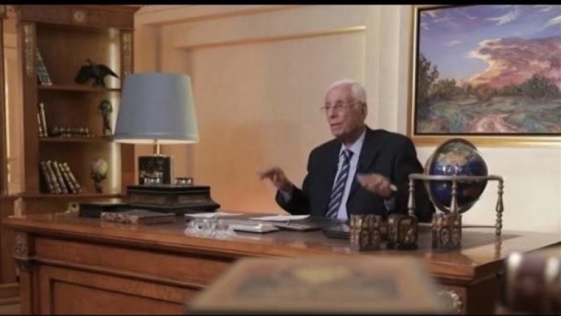 حسام موافي يحدد أسباب تورم القدمين