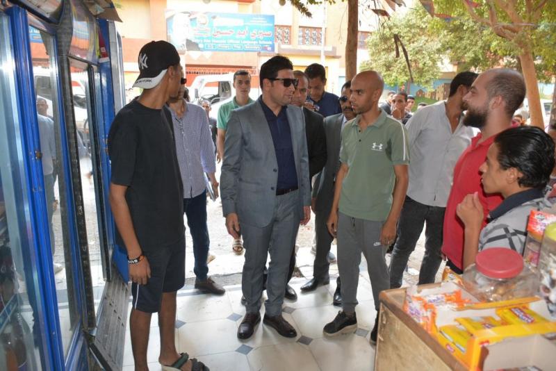 نائب محافظ سوهاج يقود حملة لرفع الإشغالات.. وتحرير 94 محضر مخالفات| صور