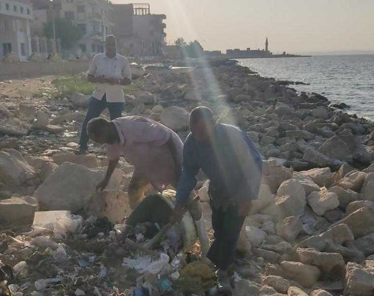 البيئة: رفع 300 طن مخلفات صلبة من شاطئ بحيرة قارون.. صور