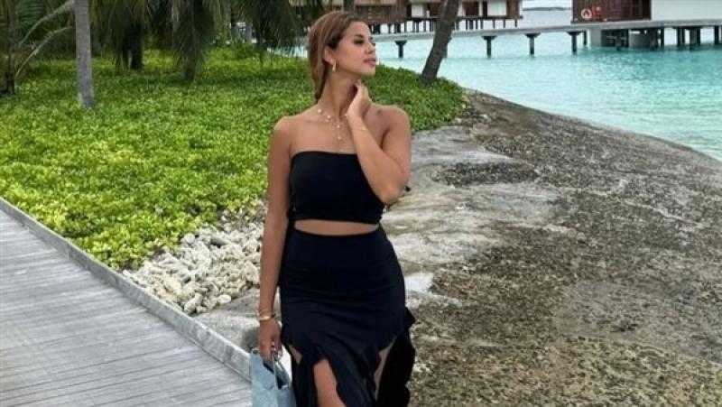 منة عرفة تلفت الأنظار بلوك صيفي مثير على شاطئ المالديف