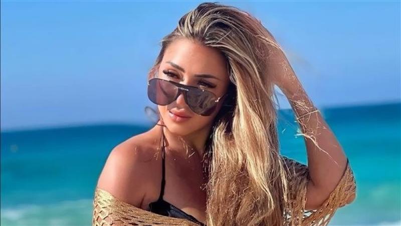 سارة سلامة تخطف الأنظار بملابس البحر