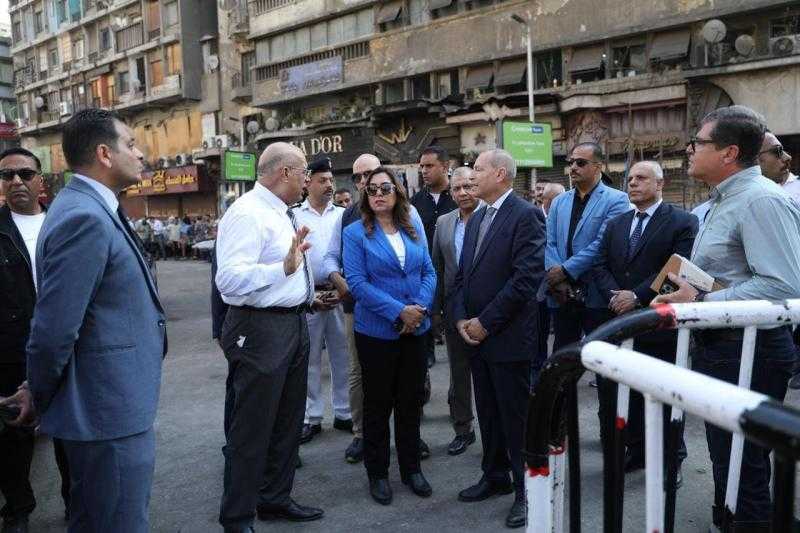وزيرة التنمية المحلية ومحافظ القاهرة يتفقدان أعمال إزالة حريق عقاري الموسكي.. صور