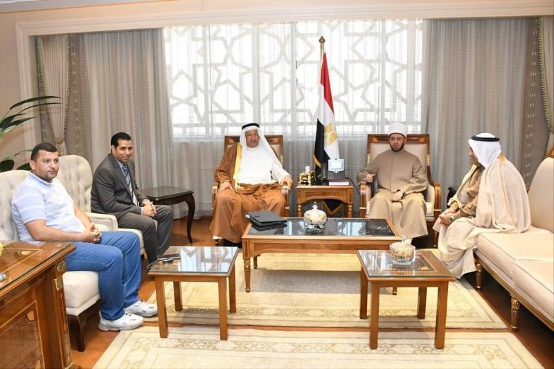 وزير الأوقاف يستقبل وفدًا من شيوخ مطروح وشمال سيناء