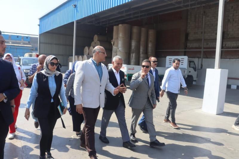 فى جولة استمرت 6 ساعات.. محافظ القليوبية يتفقد عدداً من المصانع بمدينة الخانكة
