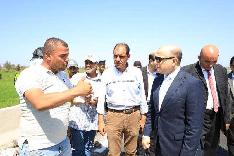 محافظ كفر الشيخ يتفقد أعمال المطبات الصوتية والإشارات بطريق دسوق المزدوج