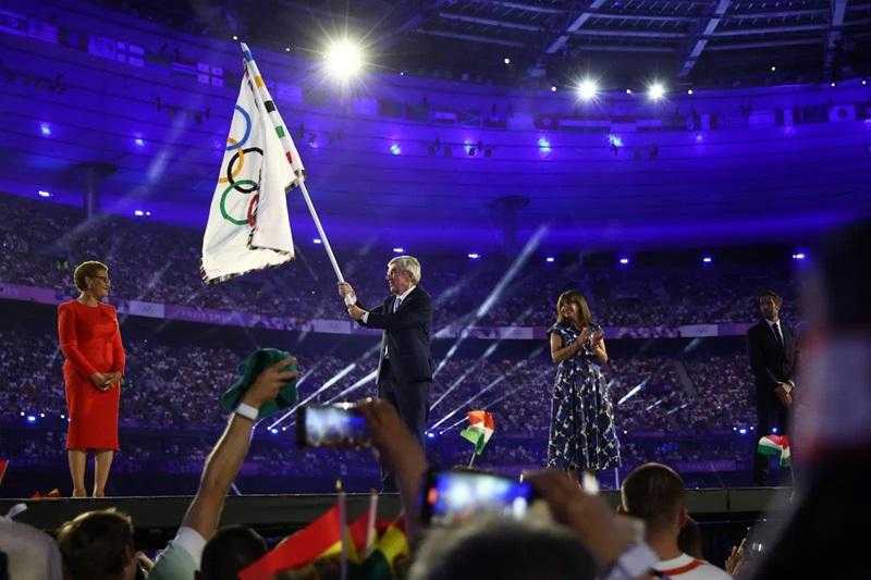 لوس أنجليس تستلم العلم الأولمبي استعدادا لتنظيم أولمبياد 2028