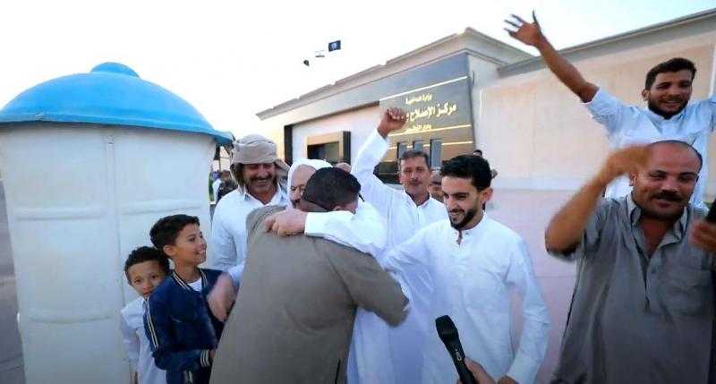 الإفراج بالعفو عن 605 من النزلاء المحكوم عليهم من كبار السن.. فيديو