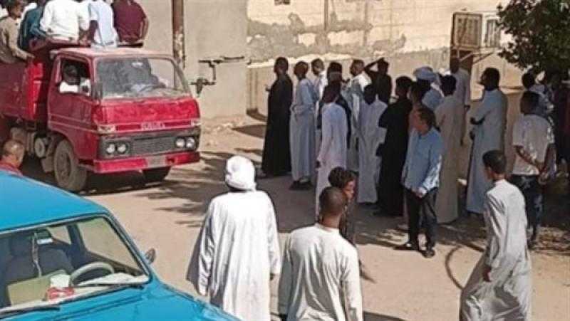 المئات يشيعون جثمان المطرب الأسوانى محمد فوزى