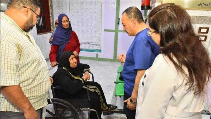 محافظ أسيوط يفاجئ العاملين بعيادات التأمين الصحى ومستشفى المبرة ويلتقي بعض المرضى
