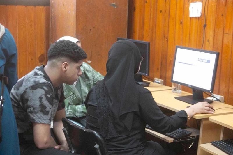 إقبال كبير من طلاب المرحلة الأولى لتسجيل الرغبات بمكتب تنسيق جامعة المنصورة