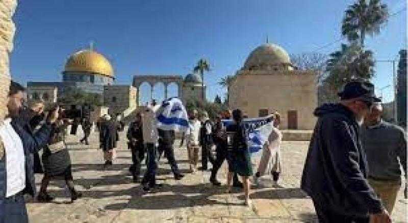 مستوطنون يرفعون العلم الإسرائيلى داخل المسجد الأقصى وسط حماية شرطة الاحتلال