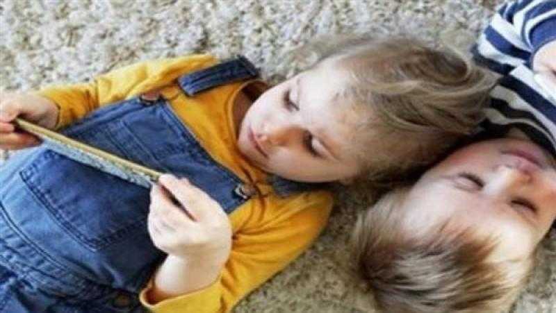 طبيبة نفسية: تجاهل مشاعر أطفالنا يصيبهم بالتعلق المرضي والقلق