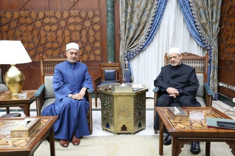 المفتى لشيخ الأزهر: أعاهدكم الالتزام بالمنهج الأزهرى الوسطى بالفتوى