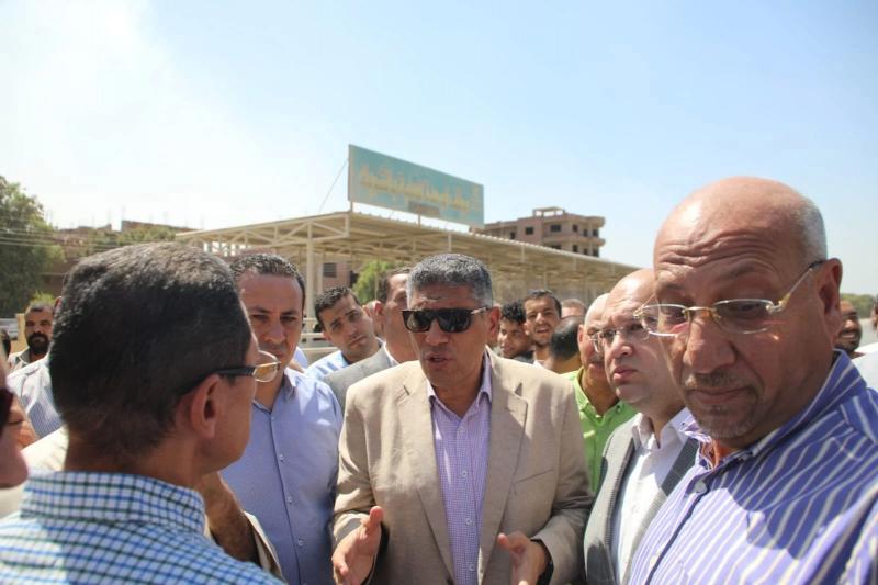 محافظ الجيزة لرئيس جهاز السرفيس: سحب ترخيص خط السير من أى سائق غير ملتزم بالأجرة