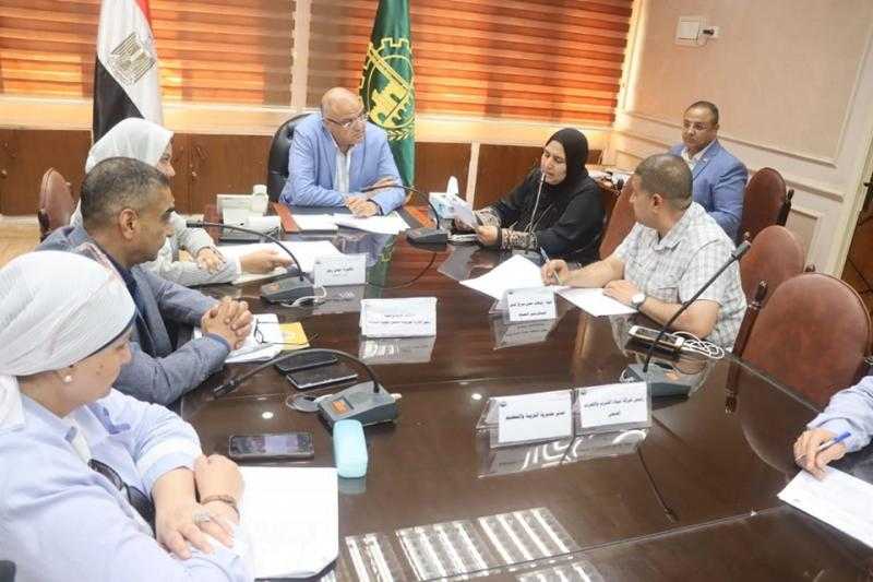 محافظ القليوبية يلتقي عددًا من المواطنين للاستماع لشكاواهم ويوجه بسرعة حلها.. صور