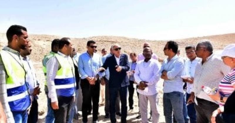 محافظ الأقصر يتفقد مدينة القرنة ويوجه باستغلال الظهير الصحراوى لإقامة مناطق سكنية