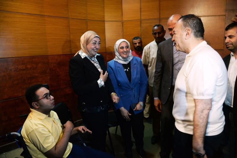 محافظ أسيوط يكرم الطالب ”عمر ضياء” لتميزه وحصوله على 99.5% فى الثانوية العامة أدبى ”دمج تعليمى”