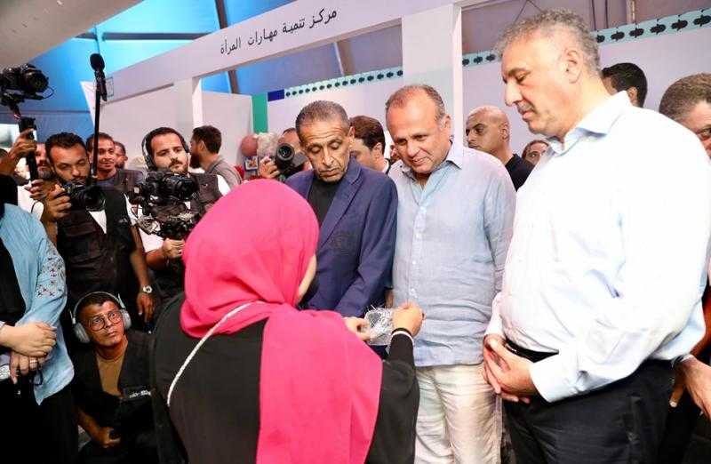 وزير الإعلام الفلسطيني يتفقد معرض تنمية الأسرة المصرية