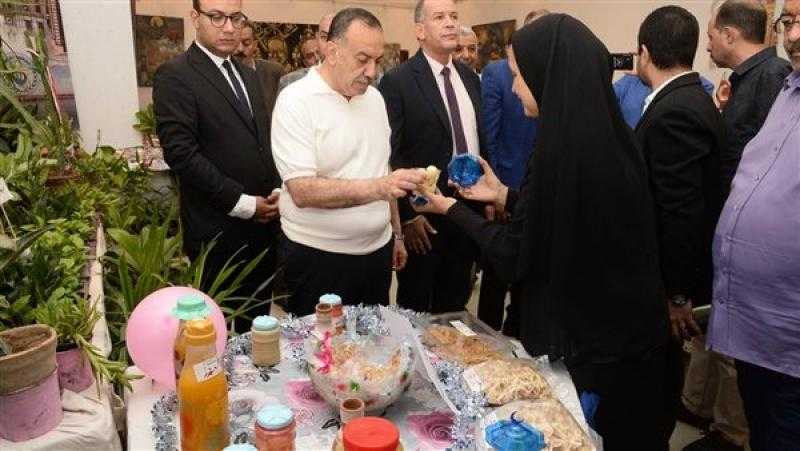 محافظ أسيوط يتفقد معرض منتجات مدارس وإدارات التربية والتعليم