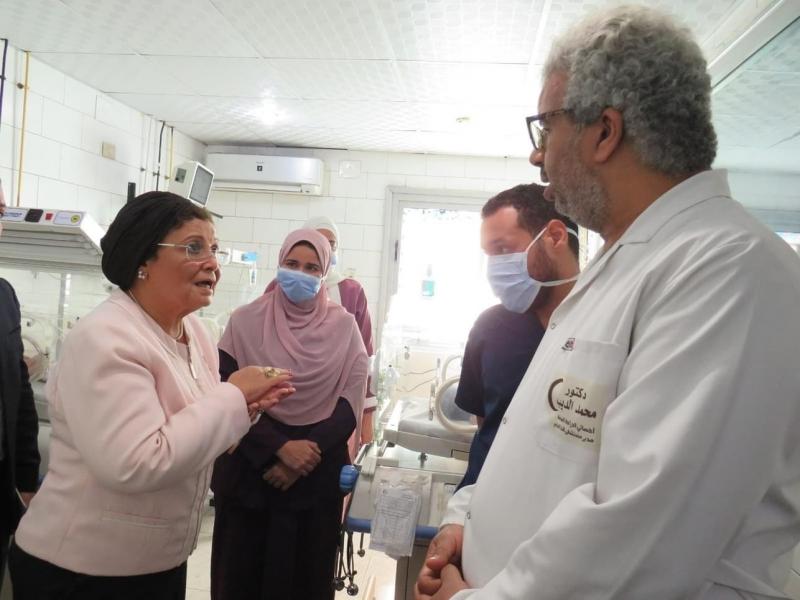 نائب وزير الصحة تتفقد مستشفى قنا العام.. وتوصي بتوفير جهاز تخطيط قلب وآخر للإفاقة بغرفة الولادة الطبيعية