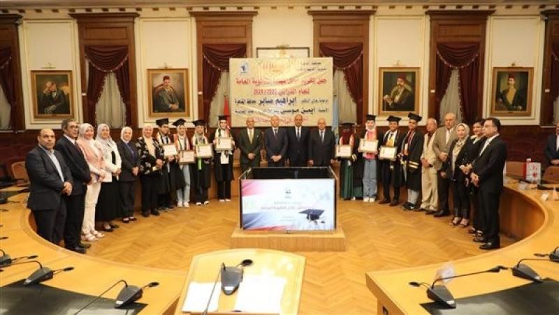 محافظ القاهرة يكرم أوائل الثانوية العامة